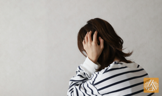 悩む女性