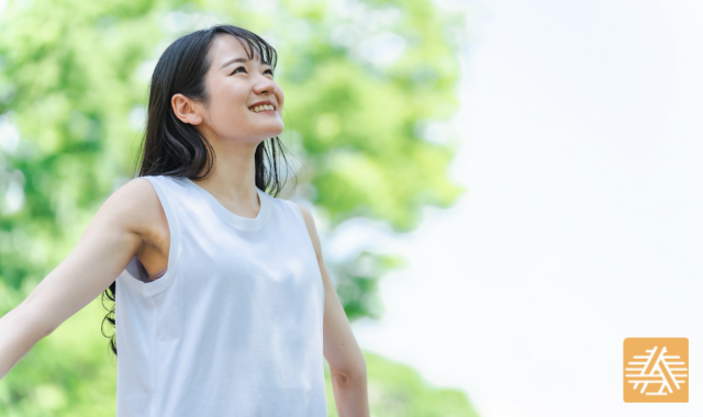 晴々としている女性